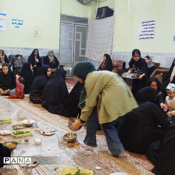 اقامه نماز جماعت همراه با افطاری در مسجد ابوالفضلی نیشابور 