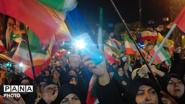 به فرمان رهبر در خیابان می‌مانیم