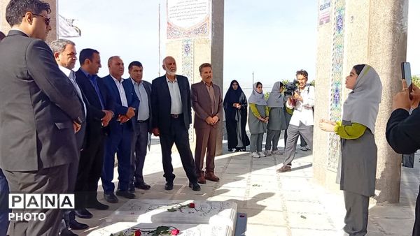 تجدید میثاق معاون وزیر و رئیس سازمان مدارس غیردولتی و مشارکت‌های مردمی وزارت آموزش و پرورش با شهدای گمنام در یاسوج