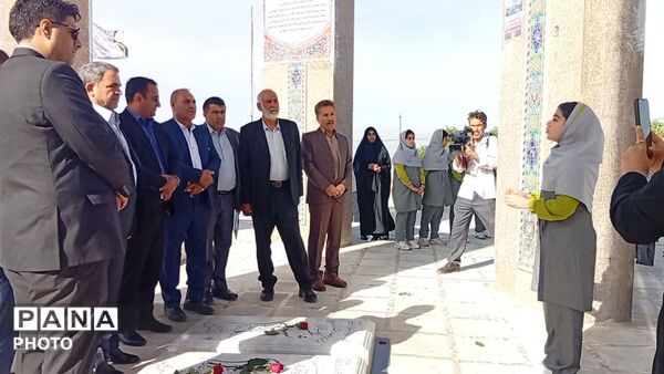 تجدید میثاق معاون وزیر و رئیس سازمان مدارس غیردولتی و مشارکت‌های مردمی وزارت آموزش و پرورش با شهدای گمنام در یاسوج