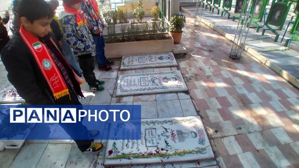 ادای احترام دانش‌آموزان پیشتاز البرزی به مقام شامخ شهدا در دهه فجر 