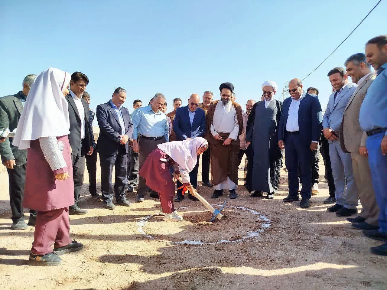 آئین کلنگ‌زنی یک طرح آموزشی ۹ کلاسه خیرساز در روستای بهادران مهریز