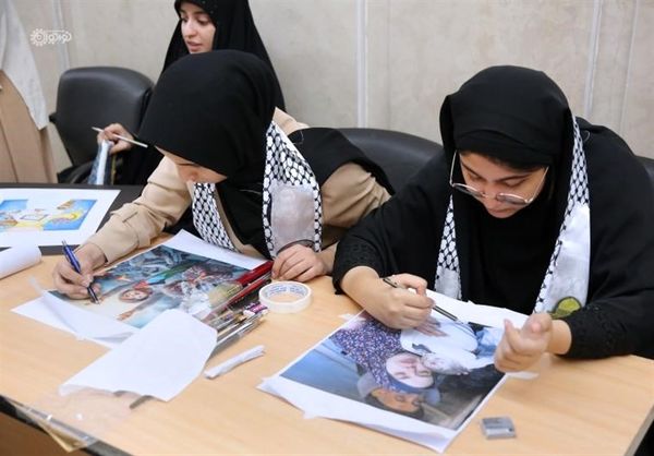 اهدای هدایای مقام معظم رهبری به دانش‌آموزان بیرجندی 