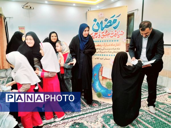 محفل انس با قرآن در دبستان دخترانه امید انقلاب بوشهر 