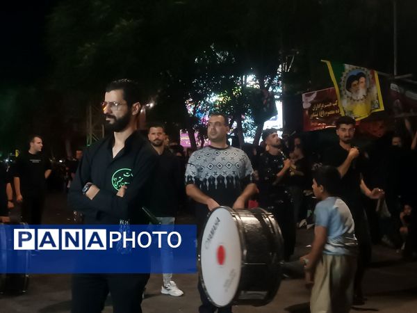 مراسم عزاداری شب عاشورا در خیابان‌های نیشابور 