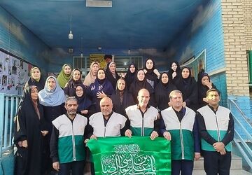 آیین افتتاحیه طرح «لاله‌های روشن» با حضور خادمان رضوی در مدرسه پروین اعتصامی 