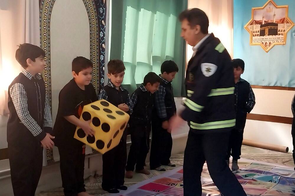 آموزش کمک‌های اولیه با بازی مار پله در دبستان قلنبر ناحیه 2 شهرری 