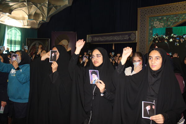 حضور پررنگ دانش‌آموزان دختر در آیین فاطمیون کرمان