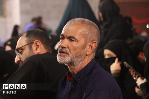 پرچم حرم حضرت زینب در میان شیعیان عزادار سوریه