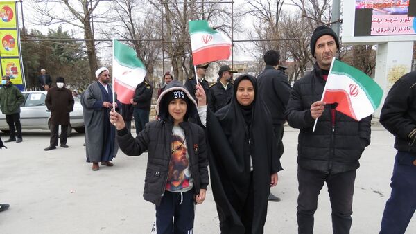 از نوجوان تا کهنسال؛ همه اقشار نورآباد در صف‌های متحد راهپیمایی ۲۲ بهمن