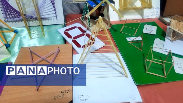 نمایشگاه دست‌سازهای دانش‌آموزان دبیرستان فرهنگیان ناحیه ۷ مشهد 