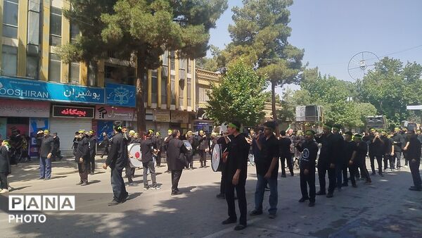 خیابان امام در روز تاسوعای حسینی حال و هوای دیگری میدهد 