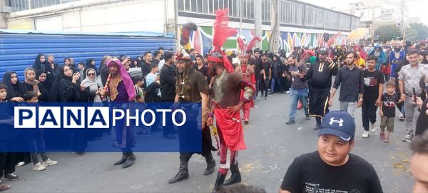 استقبال عزاداران حسینی از کاروان نمادین اسرای کربلا در قم