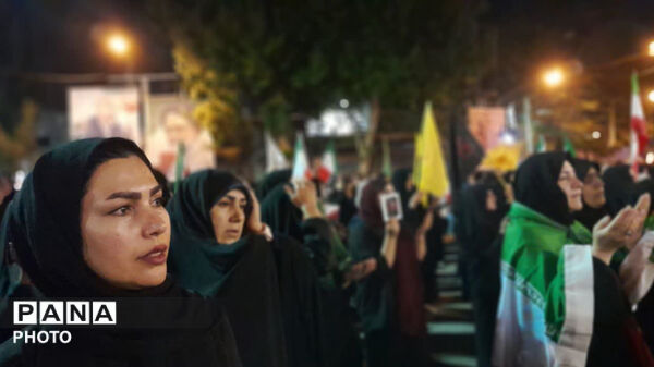نماز استغاثه به امام زمان (عج) در شصت و دومین قرار عاشقانه، میدان امام خمینی(ره) شهرستان کوهدشت