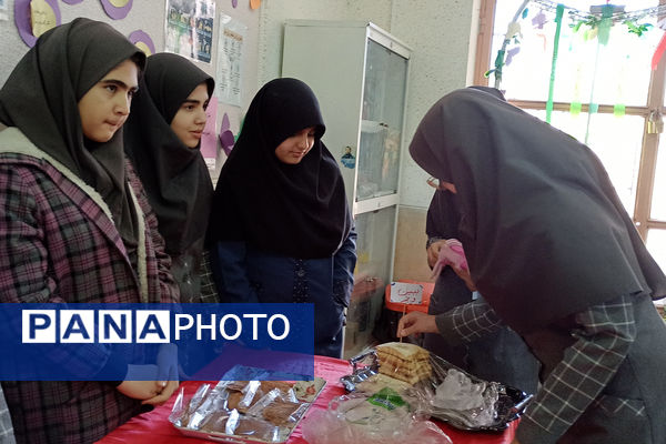 برگزاری نمایشگاه مشاغل خانگی در دبیرستان شاهد ام ابیها، شهرستان آباده