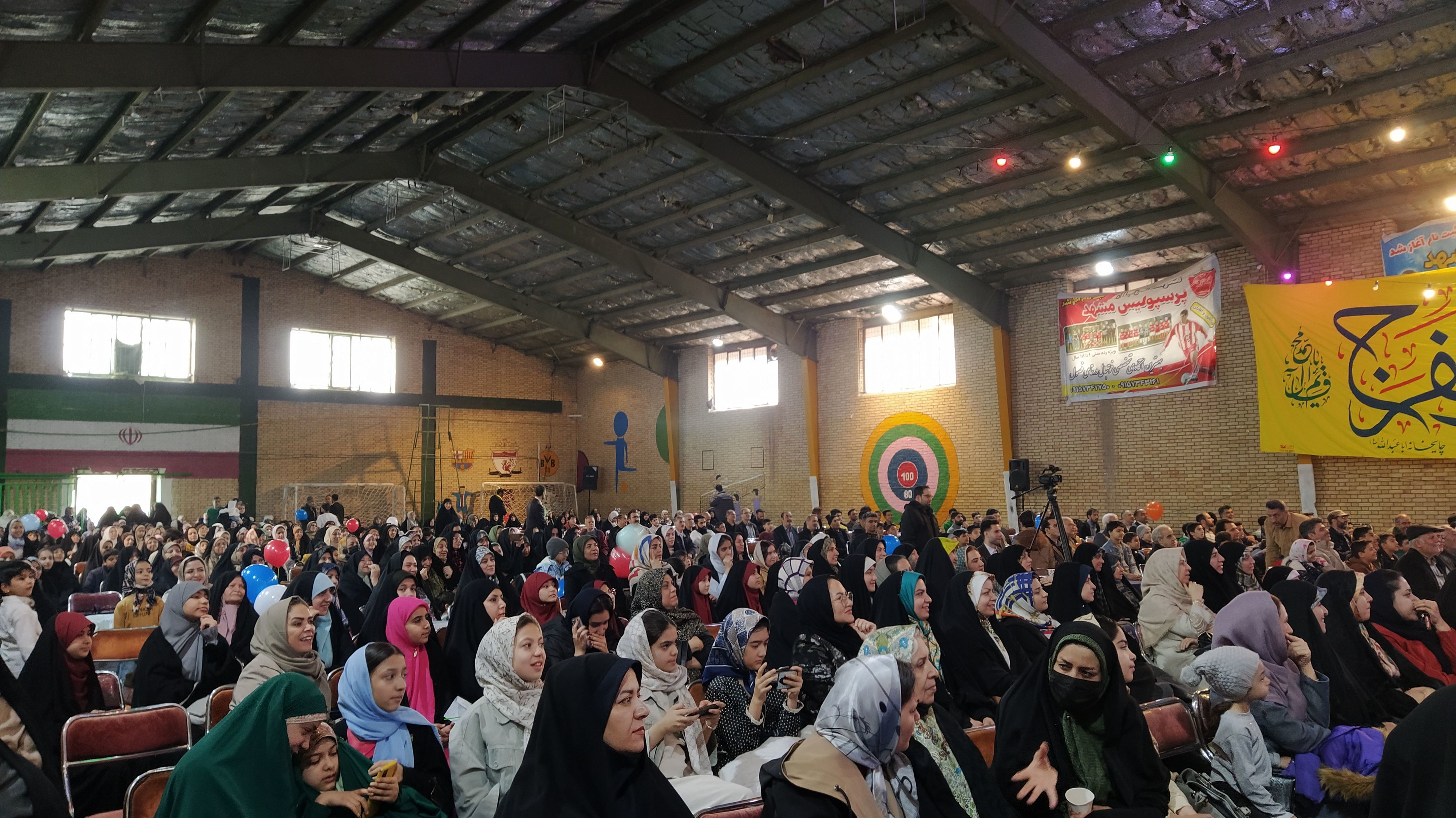 کیک ۱۴ متری در اجتماع مردمی به مناسبت تولد امام عصر در غرب مشهد