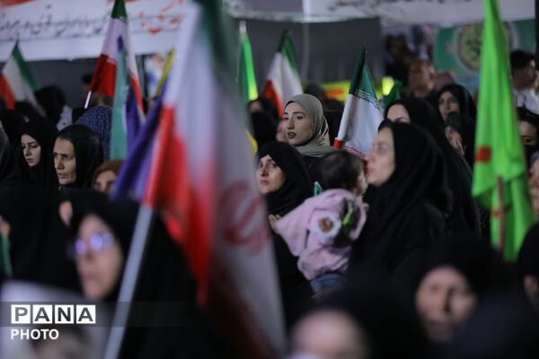 شکوه حضور دختران ساوجبلاغ در جشن دهه کرامت 