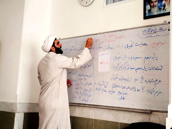 هدایت تحصیلی دانش‌آموزان در دبیرستان میثاق 