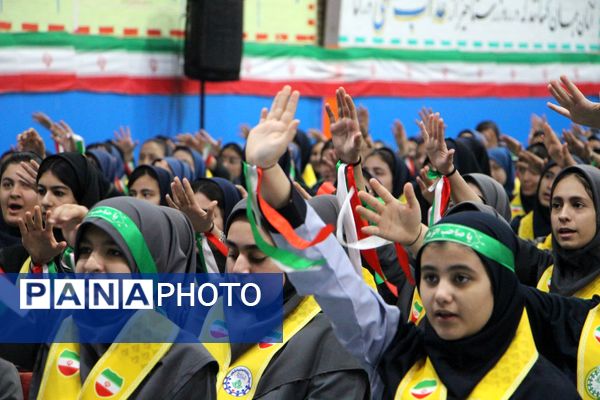 هم‌سرایی هزار نفری دانش‌آموزان یاور انقلاب در اسلامشهر