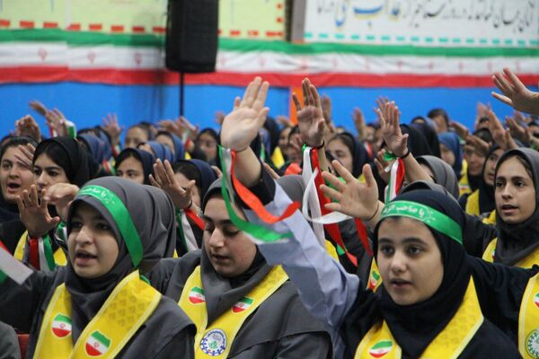 هم‌سرایی هزار نفری دانش‌آموزان یاور انقلاب در اسلامشهر