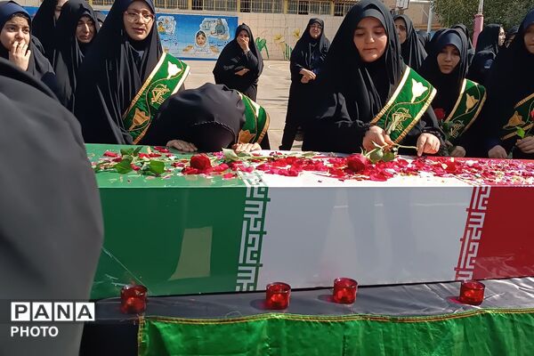 وداع دانش‌آموزان با شهید گمنام در مدرسه شاهد صدیقه طاهره (س)