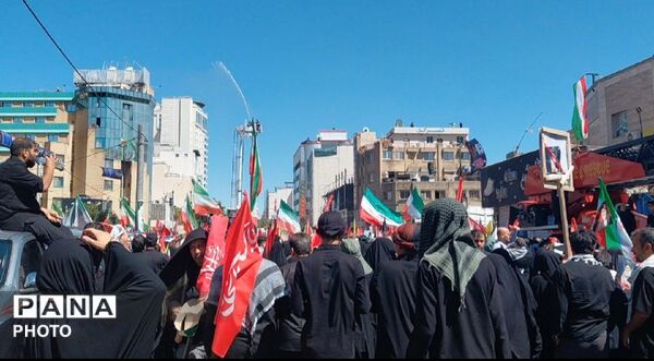 بدرقه باشکوه رهبر شهید در مشهد مقدس در جوار حرم مطهر رضوی