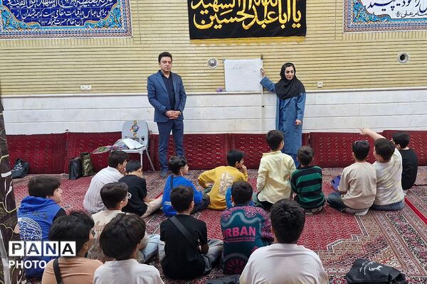 حضور دانش‌آموزان دبستان شهید قلنبر ناحیه دو شهرری در کلاس‌های رفع اشکال حسینیه اردستانی‌ها
