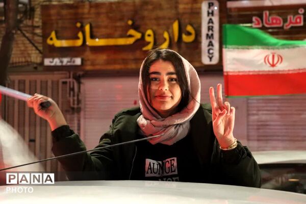 حضور حماسی شبانه مردم همدان در تجمعات انقلابی
