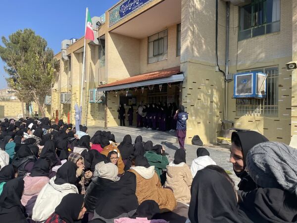 برگزاری جشن باستانی یلدا در دبیرستان دخترانه ابویی‌نژاد