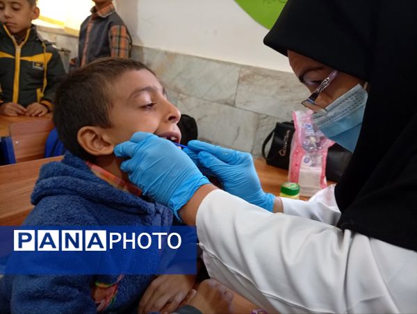 اجرای طرح وارنیش فلوراید در دبستان شهید پسندیده فدافن 