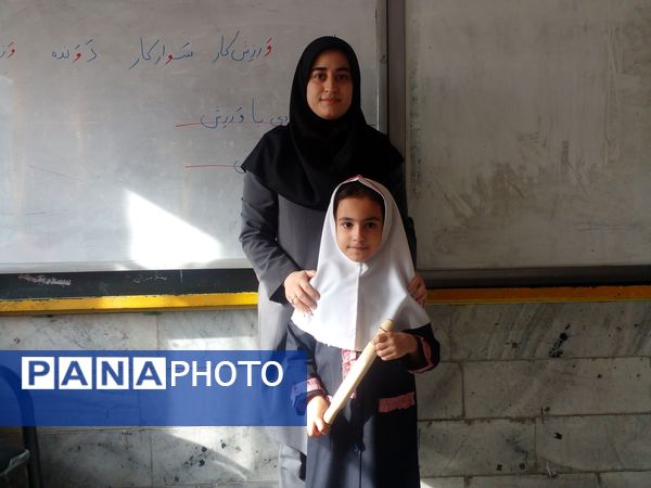 شادی دانش آموزان از یادگیری حروف الفبا و نوشتن حرف(واو)