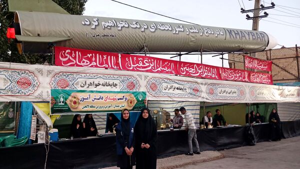 دانش‌آموزان با عشق در موکب امام حسین (ع) پذیرای زائران شدند