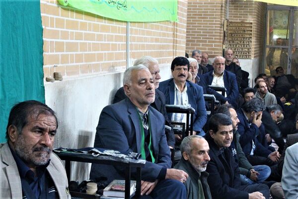 استقبال نوجوانان از غرفه‌های یادواره شهدای مسجد جامع قم