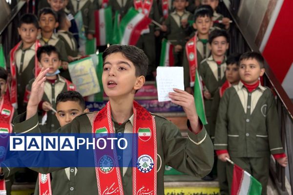 خادمان مسجد جمکران پرچم متبرک را به مدرسه شهید همت آوردند