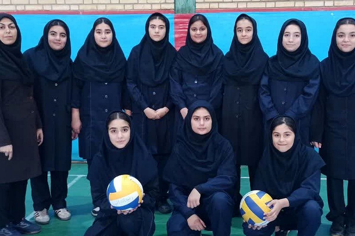  مسابقات والیبال، موجب تقویت اعتماد به نفس و دوستی‌های ماندگار بین دانش‌آموزان می‌شود