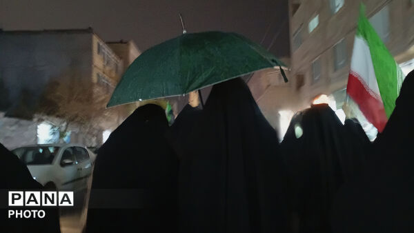 باران رحمت خدا مردم را در خیابان ها نگه داشت