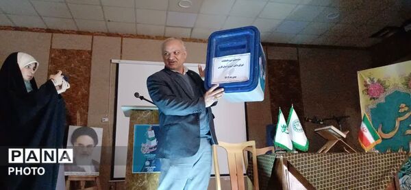 ایران فردا را دانش‌آموزان می‌سازند