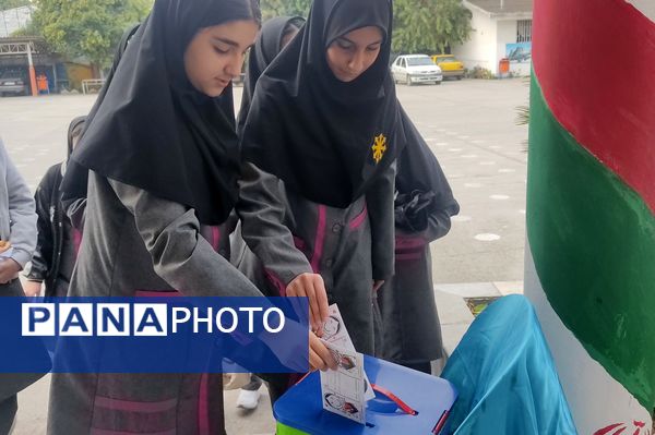 جشن عاطفه‌ها در دبیرستان فرزانگان قائمشهر