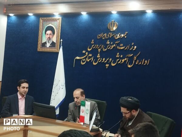 نشست صمیمی اعضای شورا و مجمع دنش آموزی قم با مدیرکل آموزش و پرورش استان