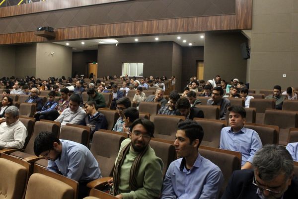 تقدیر از دانش‌آموزان و فرهنگیان برگزیده مسابقات قرآنی در استان قم