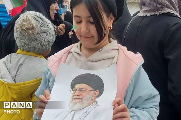 ادای احترام به شهدا با کوله‌پشتی‌های «یادبود» در راهپیمایی روز قدس
