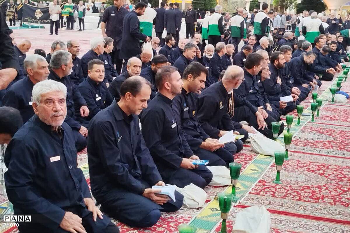 آیین لاله‌گردانی در شام غریبان امام رضا(ع)