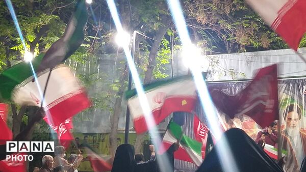 میدان شهر زیر پرچم ایران؛ مردم پای آرمان‌های وطن