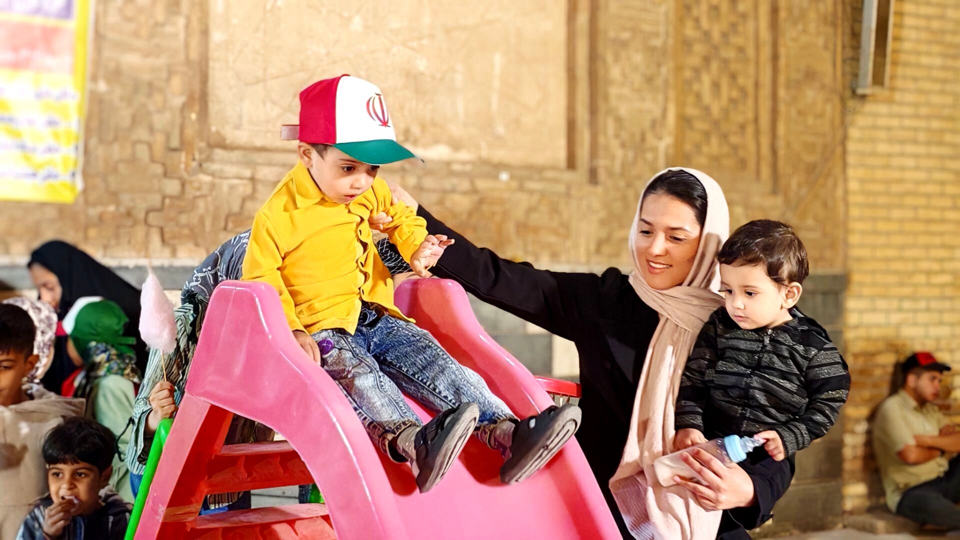 حال و هوای کودکان نیشابوری در هفتاد و دومین شب از اجتماعات مردمی نیشابور 