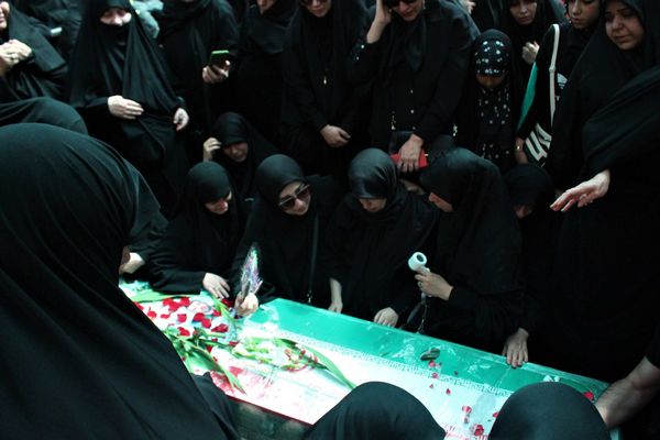 جلوه‌های حزن و خشم در مراسم تشییع شهدا