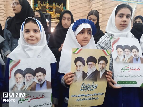 مراسم گرامیداشت رهبر شهید در مسجد جامع سنندج