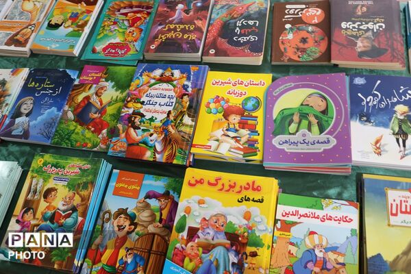  نمایشگاه کتاب شهدای میناب به مناسبت گرامیداشت هفته مقام معلم 