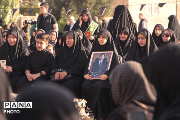 گرامیداشت شهدای دانش‌آموز میناب و حضور خانواده معظم شهدا