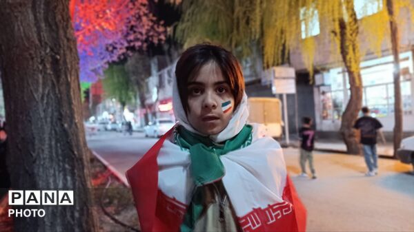 دهه نودی‌ها همچنان ایستاده اند