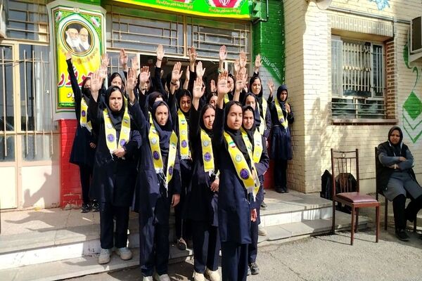 گلبانگ زنگ چهل و هفتمین پیروزی انقلاب اسلامی در مدرسه شهید مجید دهنوی 